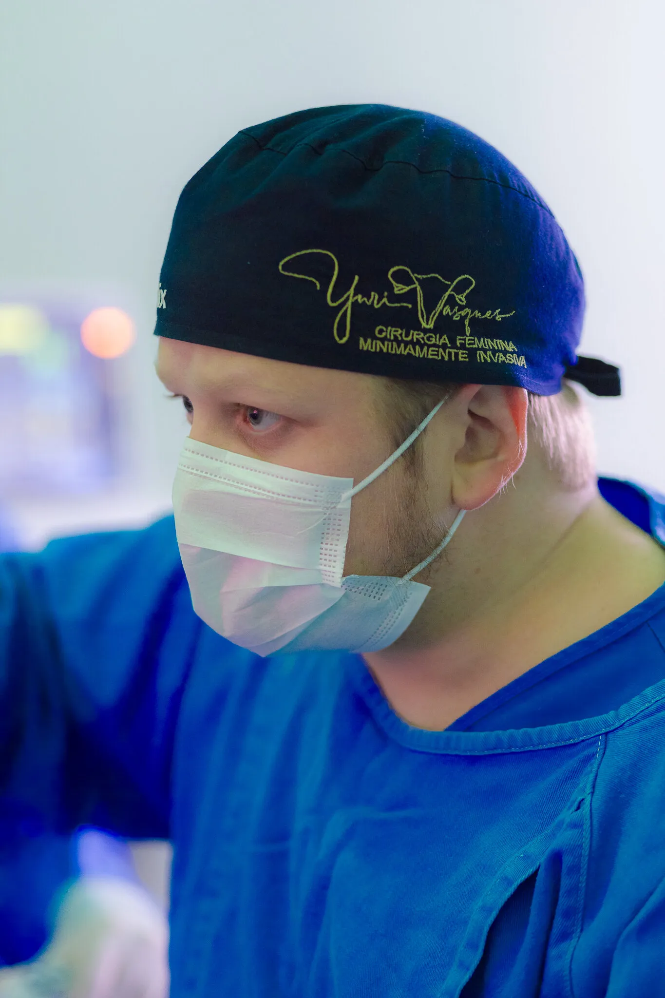 Dr. Yuri Vasques concentrado durante uma cirurgia